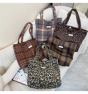 Gros plan de sacs cabas vintage en laine à carreaux et imprimé léopard sur sofa