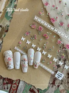 Détail d'autocollants 3D pour ongles avec fleurs roses et papillons blancs (ta-195)