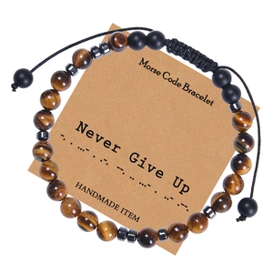 Détail du bracelet code Morse avec perles œil de tigre sur carte kraft de motivation