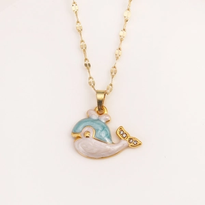 Collana dorata con ciondolo a balena blu e bianco impreziosito da strass luccicanti