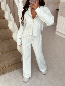 Détail d'un ensemble sweat à capuche gris clair et pantalon à cordon en tissu doux et confortable