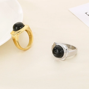Anello minimalista in acciaio inossidabile placcato oro 18K con pietra nera tonda