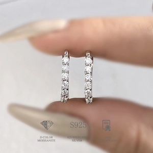 Detail of S925 sterling silver U-shaped earrings with D color moissanite and GRA certificate