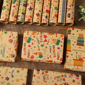 Papier cadeau d'anniversaire coloré à faire soi-même sur fond de bois foncé rustique