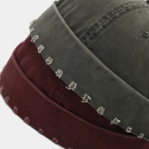 Détail de bonnets miki vert armée et bordeaux avec toile délavée et coutures effet vieilli