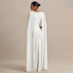 Elegante abito da sera bianco lungo con mantella a pieghe sul retro e vestibilità slim