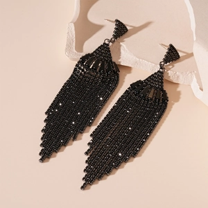 Boucles d'oreilles élégantes à pompon en zircon noir avec un design en forme d'éventail