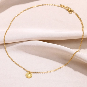 Détail du collier pendentif rose cœur en or 18k avec texture florale rétro et fermoir mousqueton