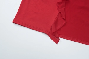 Détail de la robe en tricot rouge avec ourlet à volants et finitions de couture précises