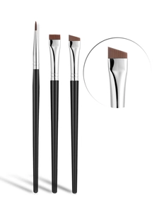 Vue macro de trois pinceaux professionnels pour eye-liner et sourcils avec manches noirs