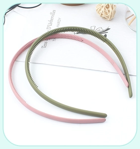 Detail of matte olive green and pink headbands with non-slip teeth and model NO. 9205