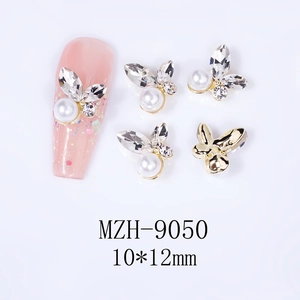Makro-Detail von 3D-Schmetterling-Nagelcharms mit Perlen und Strass, Größe 10x12 mm