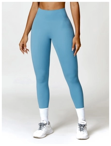 Détail du legging de yoga taille haute en tissu bleu clair à séchage rapide et coutures