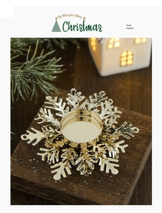 Détail d'un bougeoir flocon de neige doré sur bois avec décor de Noël festif