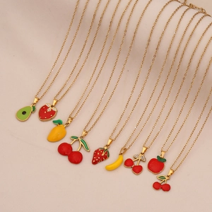 Collezione di collane con pendenti a forma di frutta colorata e catene dorate con strass