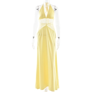 Nahaufnahme gelbes Satin-Maxikleid mit eleganten Spitzen-Patchwork-Details an der Taille