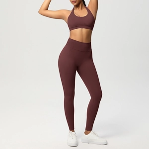 Dettaglio dei leggings yoga a vita alta e reggiseno sportivo bordeaux lavorato