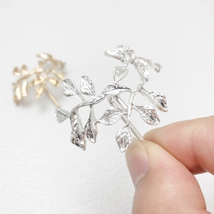 Elegant silver leaf hair clip hook for women with detailed metallic leaf vein texture