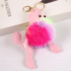 Nahaufnahme des rosa Pudel-Schlüsselanhängers aus Leder mit buntem Kunstfell-Bommel