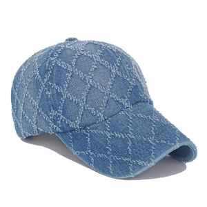 Détail de la casquette de baseball en jean délavé bleu clair avec couture matelassée