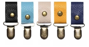 Detailset aus Leder-Hutclips in fünf Farben mit antiken Messing-Metallverschlüssen