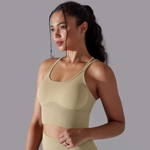Détail du tissu en maille sans couture et de l'ourlet côtelé large sur le soutien-gorge kaki