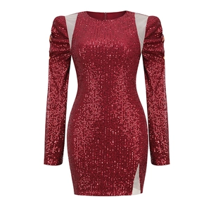 Détails de sequins rouge foncé et empiècements en mesh blanc sur une robe de soirée
