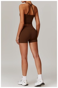 Vue arrière d'un ensemble de yoga marron foncé avec haut dos nageur et short de sport