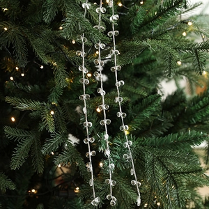 Guirlandes de perles de cristal en acrylique sur sapin avec éclairage chaleureux