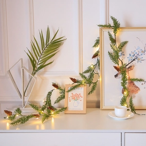 Guirlande De Rotin D'aiguilles De Pin De Noël Avec Pommes De Pin Naturelles Et Lumières LED Pour Décoration Murale
