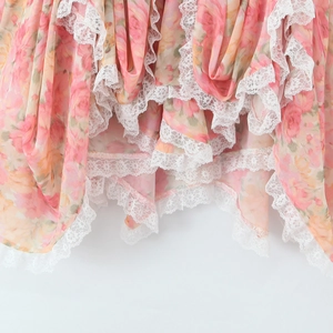 Robe courte fleurie avec fleurs roses et bordure en dentelle blanche à l'ourlet irrégulier