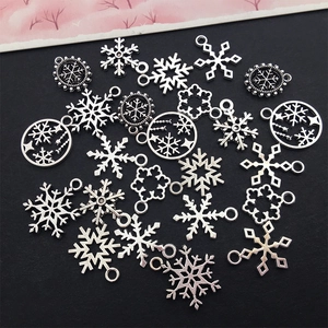 Detailsicht der silbernen Schneeflocken-Anhänger für DIY-Weihnachtsschmuck und Armbänder