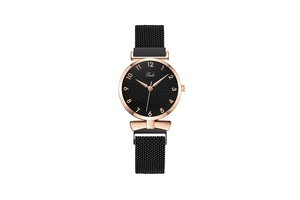 Détail du cadran noir avec chiffres or rose et bracelet en maille magnétique