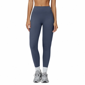Leggings de yoga brossés bleu marine à taille haute pour femmes avec baskets grises et chaussettes