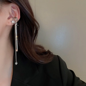 Manchette d'oreille étoile argentée avec strass portante par un mannequin
