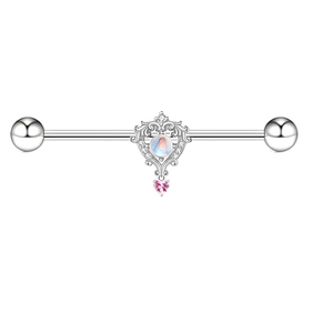 Dettaglio macro di piercing industriale vintage con pietra di luna e cuore rosa