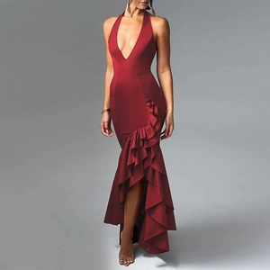 Robe longue rouge élégante avec licou, décolleté en V profond, volants et coupe sirène