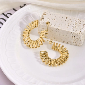 Elegante 18K vergoldete Edelstahl Spirale Ohrringe auf weißem Keramiktablett