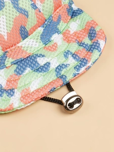 Dettaglio del tessuto mesh mimetico traspirante e cordoncino regolabile del cappuccio per cani