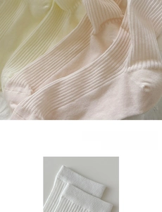 Détails de la maille côtelée et des poignets élastiques sur les chaussettes en coton