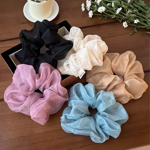 Set di cinque elastici per capelli grandi in organza dai colori pastello su legno