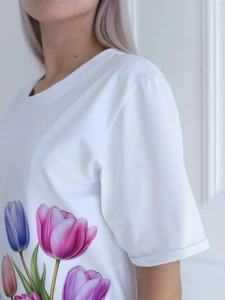 Λευκό βαμβακερό t-shirt με ροζ και μωβ τύπωμα τουλίπας και κλασική στρογγυλή λαιμόκοψη