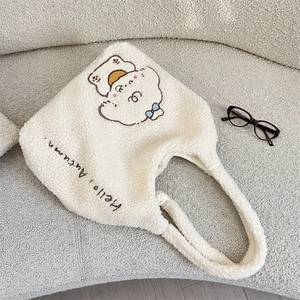 Détail de la broderie chiot mignon et texte 'Hello Autumn' sur un sac cabas en peluche