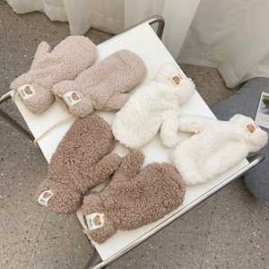 Fäustlinge aus Lammwolle in Beige, Khaki und Braun mit Bären-Patch für warme Wintertage