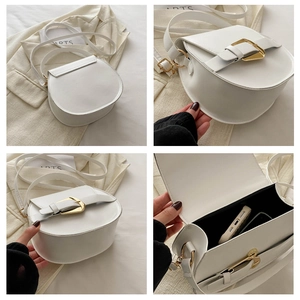 Detailansicht der weißen Satteltasche mit Goldschnalle und Innenfach für das Handy