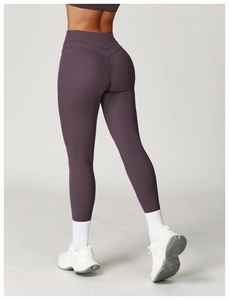 Detail of high-waisted deep purple yoga leggings with V-shaped seam for booty lifting effect