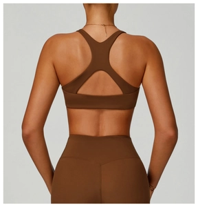Detail von Sport-Bh mit Racerback-Ausschnitt und High-Waist Yoga-Leggings in Karamelbraun