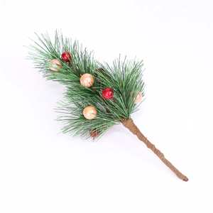 Vue détaillée de brindilles de pin artificiel avec baies rouges et champagne de Noël