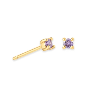 Détail macro de boucles d'oreilles en argent S925 doré avec zircon violet à 4 griffes