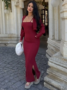 Détail d'un ensemble robe rouge vin deux pièces avec fente latérale et cardigan